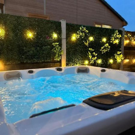 Elder Cabin With Hot Tub York Exterior foto